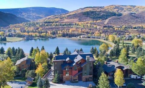 A small 10 unit complex on the lake close to skiing with modern amenities!