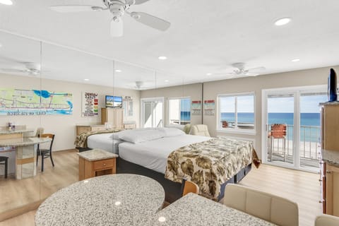 This is an Beauty
Studio overlooking GULF Mirrors galore...