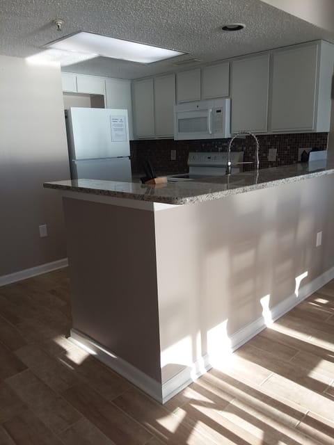 Full Kitchen - Refrigerator, Stove, Microwave, Dishwasher