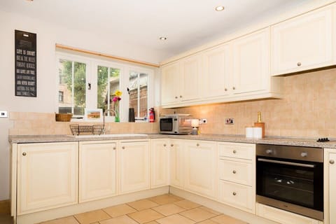 Fully Fitted Kitchen