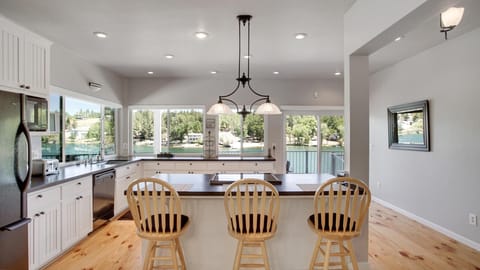 Breakfast bar on island with seating for 3