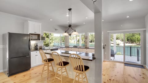 Breakfast bar on island with seating for 3