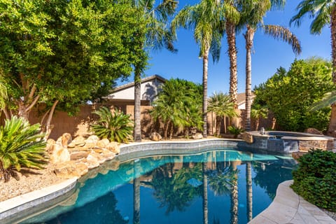 Heated Tropical Pool & Hot Tub!