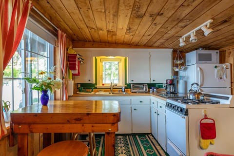 Full kitchen 