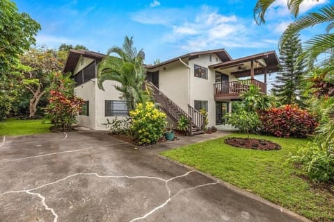 This 2 BR apartment is located in downtown Kona. The location is 5 stars.
