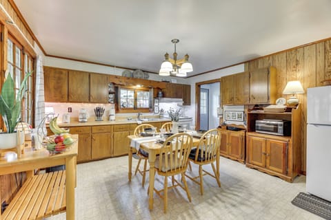 Kitchen | Dining Area | Dishes & Flatware Provided