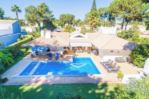 Private pool and sun terrace with loungers — Villa Niki, holiday villa in Grândola