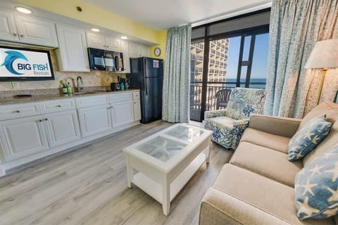 Living Room with Stunning Views☀️