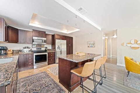 Full kitchen for all of your cooking needs