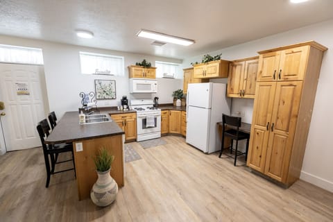 Kitchen w/gas range+dishwasher+desk