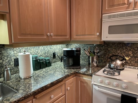 Kuerig duel coffee maker & single K cup unit 