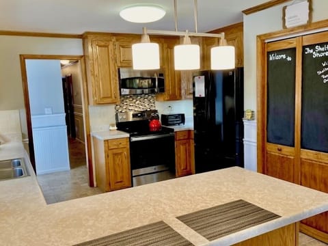 Very well equipped kitchen for cooking up family meals, to eat by the lake.