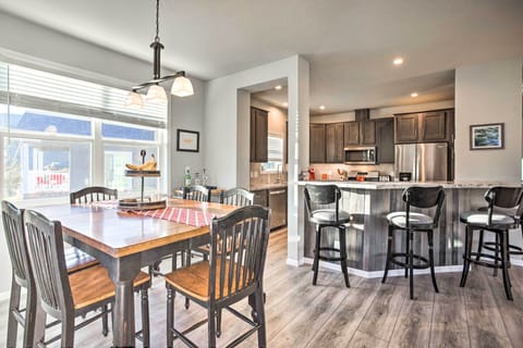 Dining Area | Dishware/Flatware Provided
