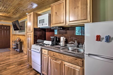 Kitchen | Well-Equipped w/ Cooking Basics