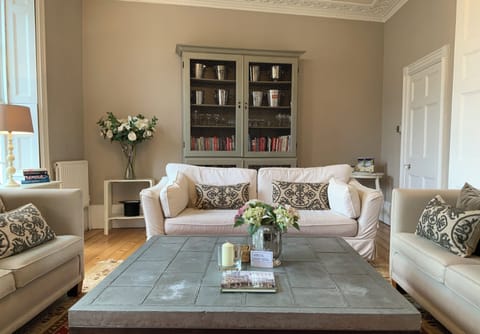 LARGE LOUNGE
