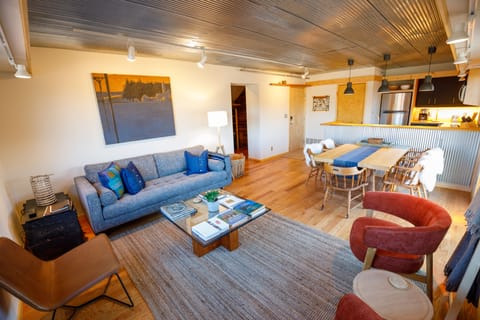 Living room: Comfortable, cozy, and spacious. 