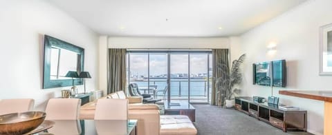 Fabulous LARGE Apartment with fantastic views. You are in the heart of the Viaduct and close to everything that it offers! 