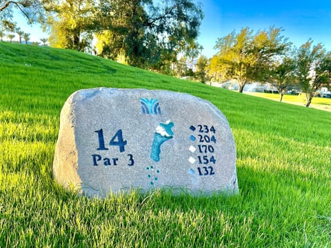 14th tee marker of Desert Falls CC.