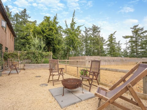 Sitting-out-area | Homewood - Midgham Long Copse, Midgham