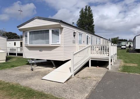 There's nothing quite like a UK beach holiday to bring families together. Enjoy a UK getaway in this lovely dog-friendly 8 berth caravan located on Manor Park Holiday Park, Hunstanton.
