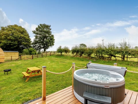 Hot tub | Brook Valley Glamping-Elm - Brook Valley Glamping, Llanfair Caereinion