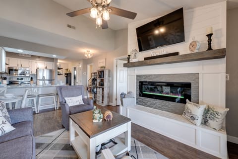 Reeds Spring Vacation Rental | 2BR | 2BA | 987 Sq Ft | Stairs Required