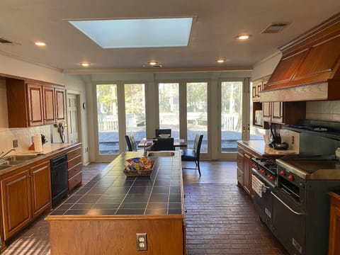 Kitchen: breakfast table for 6, 6-burner stovetop w/griddle, & 2 standard ovens