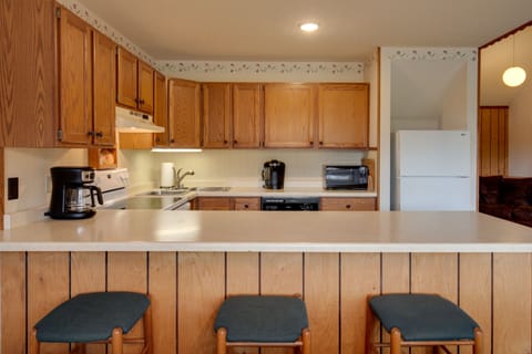 Kitchen | Fully Equipped w/ Cooking Basics
