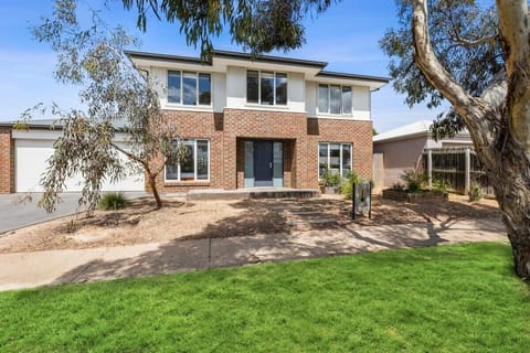Enjoy the ultimate family retreat at Seahaze Torquay, a spacious 5-bedroom, 3-bathroom home designed for comfort, relaxation, and fun