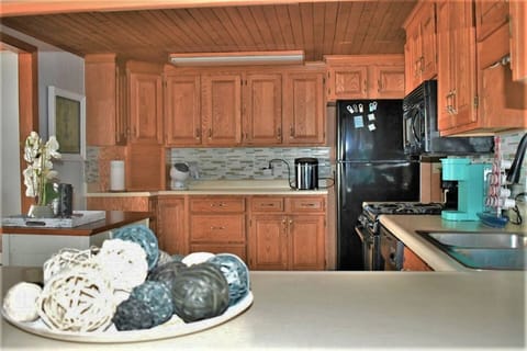 Fully-equipped kitchen w/island & tons of counter space for food prep
