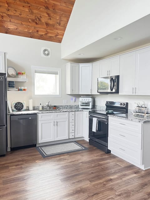 Freezer has an ice maker, dishwasher, electric stove/oven, air fryer, microwave