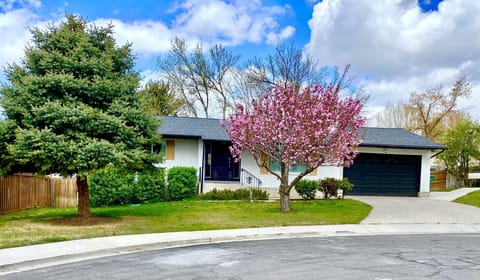 Quiet Culdesac with 2 car deep garage. Plenty of parking!  Ping pong table too!