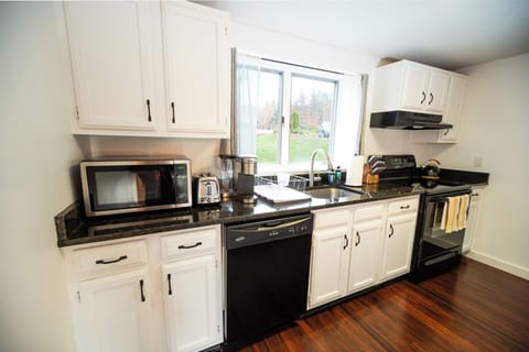 [Kitchen] Keurig coffee machine & complimentary coffee provided.