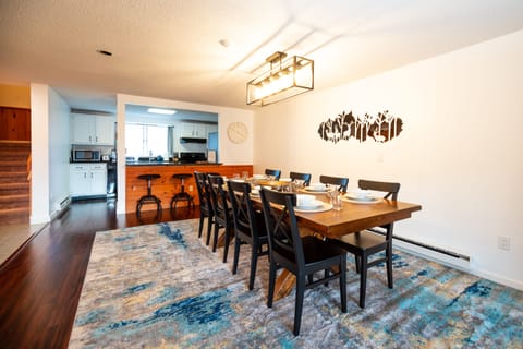 [Dining area] Enjoy meals at the formal dining area with seating for 10. 