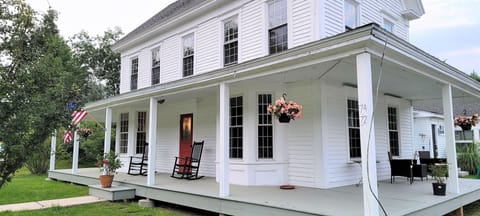 Welcome to the Lake House at Misty Cove!