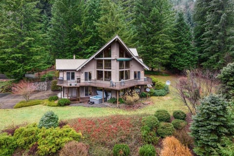Welcome to Mountain View Retreat! Please enjoy this one of a kind mountain paradise in the woods of Rhododendron.