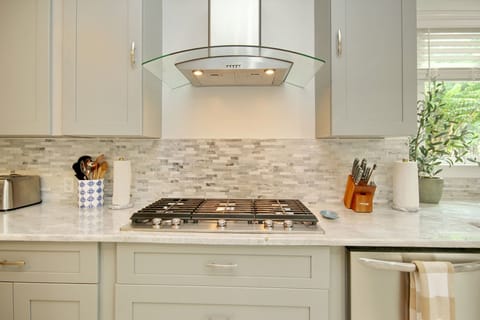 Electric stove, fully equipped kitchen