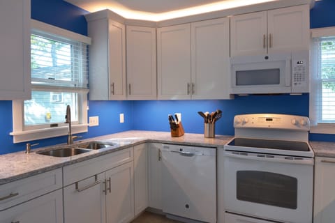 Lovely Kitchen- any home chef would enjoy cooking in here!