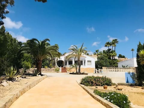 Villa with private pool, air-con,wifi, walking distance to shops and restaurants