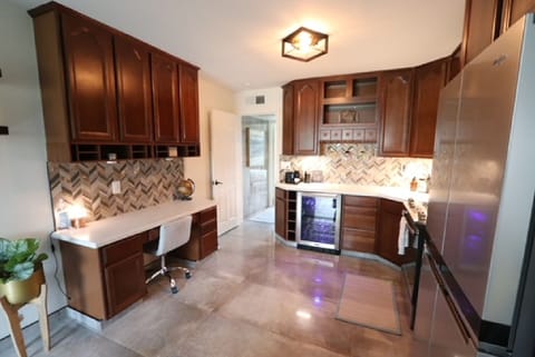 Office / Desk and chair 