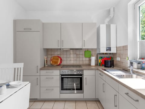 Cabinetry, Kitchen Sink, Sink, Countertop, Property, Tap, Building, Kitchen Stove, Kitchen, Plumbing Fixture