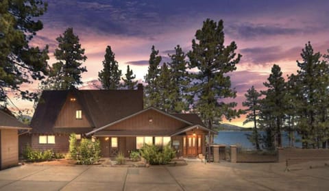 Welcome to your Classic (lakefront!) Lake House.
