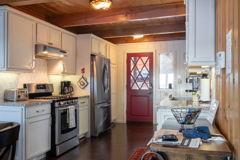 Fully equipped kitchen.