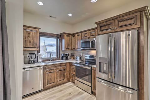 Kitchen | Fully Equipped w/ Cooking Basics