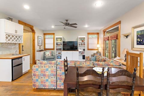 607 May Joe - Living Room