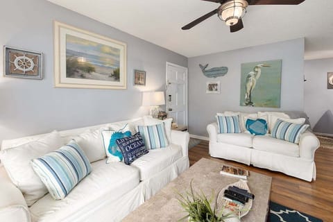 Ocean Walk D4 - Ocean Walk D4 - Living Space with Coastal Decor
