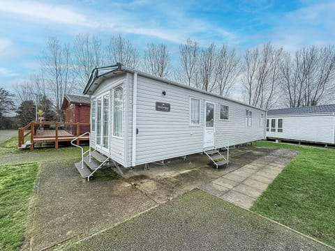 There's nothing quite like a holiday by the beach to bring families together. Enjoy a UK getaway in this lovely dog-friendly, 8 berth caravan located on Manor Park Holiday Park.