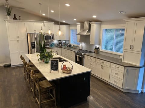 Large island perfect for entertaining.