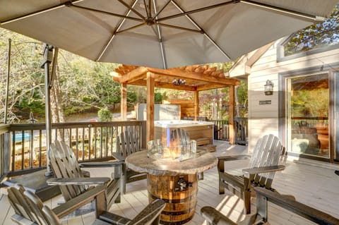 Gas firepit area with seating for 6 