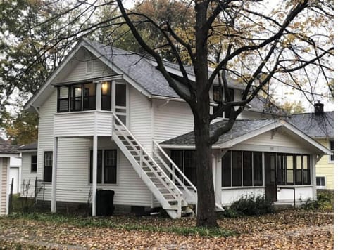 Quiet neighborhood with 45 feet of streetside parking- boat friendly!